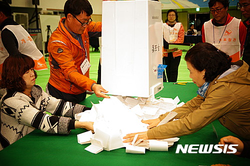 【상주=뉴시스】김진호 기자 = 12일 경북 상주시 실내체육관에 마련된 상주·군위·의성·청송지역 4·12국회의원 재선거 개표소에서 개표요원들이 투표함을 개봉하고 있다. 2017.04.12&nbsp;&nbsp; kjh9326@newsis.com