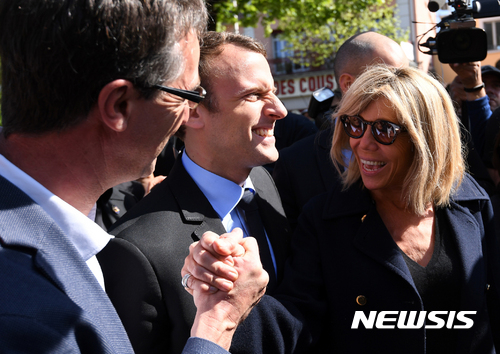 【바네레-드-비고르=AP/뉴시스】프랑스 대통령선거 후보 엠마뉘엘 마크롱(가운데)이 12일 부인 브리지트 트로뇌 여사와 함께 남서부 도시 유세에 나선 가운데 부인이 시장과 악수하고 있다. 마크롱 후보의 부인은 그보다 20살 이상 연상이다. 2017. 4. 12.&nbsp;&nbsp; 