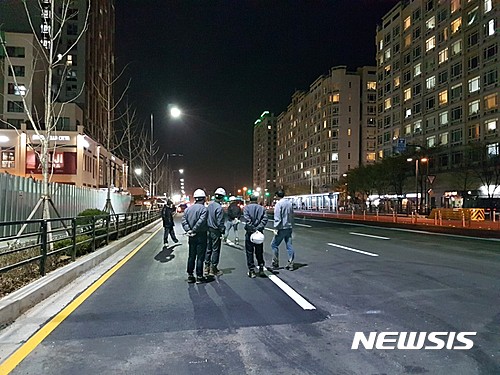 【고양=뉴시스】이경환 기자 = 12일 오후 7시50분께 경기 고양시 일산동구 백석동 요진와이시티 앞 도로가 또 다시 갈라져 도로가 통제됐다. 이로 인해 퇴근길 극심한 교통정체가 빚어졌다. 2017.04.12.(사진=독자 제공) lkh@newsis.com