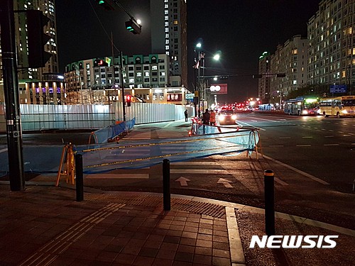 【고양=뉴시스】이경환 기자 = 12일 오후 7시50분께 경기 고양시 일산동구 백석동 요진와이시티 앞 도로가 또 다시 갈라져 도로가 통제됐다. 이로 인해 퇴근길 극심한 교통정체가 빚어졌다. 2017.04.12.(사진=독자 제공) lkh@newsis.com