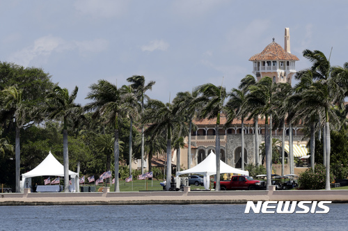 【 팜 비치( 미 플로리다주)= AP/뉴시스】차미례 기자 = 플로리다주 팜 비치에 있는 도널드 트럼프 대통령의 마라 라고 휴양지.&nbsp; 그의 극우파 옹호 태도와 샬러츠빌 극우파 차량돌진 사건에 대한 "양쪽 모두 잘못"이라는 발언 이후 이 곳에 연례 행사를 예약했던 자선단체 3곳이 예약을 취소하고 장소를 변경했다.&nbsp;&nbsp;&nbsp; 