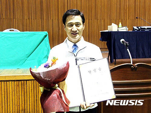 【천안=뉴시스】이종익 기자 = 12일 충남 천안에서 실시된 천안시의원 보궐선거에서 '마'선거구에 당선된 바른정당 방성민(43) 당선자가 천안시서북구선거관리위원회로부터 당선증을 받고 기념촬영을 하고 있다. 2017.04.12.&nbsp; 007news@newsis.com