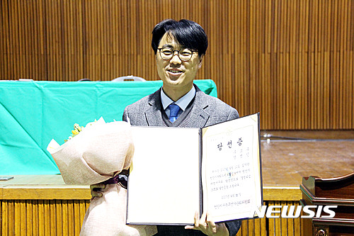 【천안=뉴시스】이종익 기자 = 12일 충남 천안에서 실시된 천안시의원 보궐선거에서 '바'선거구에 당선된 무소속 정병인(44) 당선자가 천안시서북구선거관리위원회로부터 당선증을 받고 기념촬영을 하고 있다. 2017.04.12.&nbsp; 007news@newsis.com