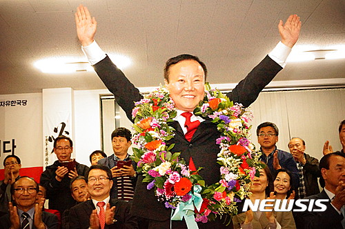 【상주=뉴시스】김진호 기자 = 경북 상주·군위·의성·청송 국회의원 재선거에서 승리한 자유한국당 김재원 당선자가 꽃다발을 목에 걸고 승리를 만끽하고 있다. 2017.04.12&nbsp;&nbsp; kjh9326@newsis.com
