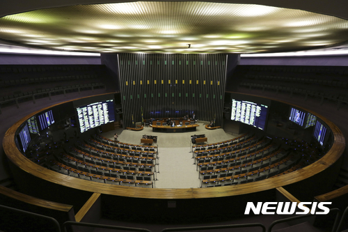 【브라질리아(브라질) = AP/뉴시스】 = 올 4월 브라질 대법원이 오데브레히트사의 뇌물과 관련된 8명의 장관과 수십명의 정치인에 대한 수사개시를 를 선언한 직후&nbsp; 단 두명만이 참석한 브라질 하원 회의 광경.&nbsp;&nbsp; 