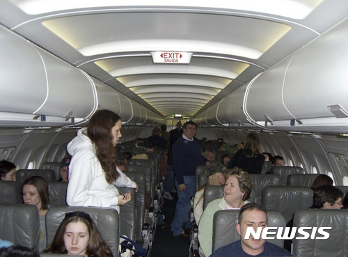 【뉴욕= AP/뉴시스】 = 탑승객을 강제로 끌어내린 유나이티드 항공사의 과거 사건. 2007년 2월 14일 이 항공사는 폭설로 뉴욕-칸쿤 항공기가 운항이 취소되었는데도 이를 제대로 알리지 않고 탑숭객들을 케네디 공항의 기내에서 8시간 반이나 기다리게했다.&nbsp; 