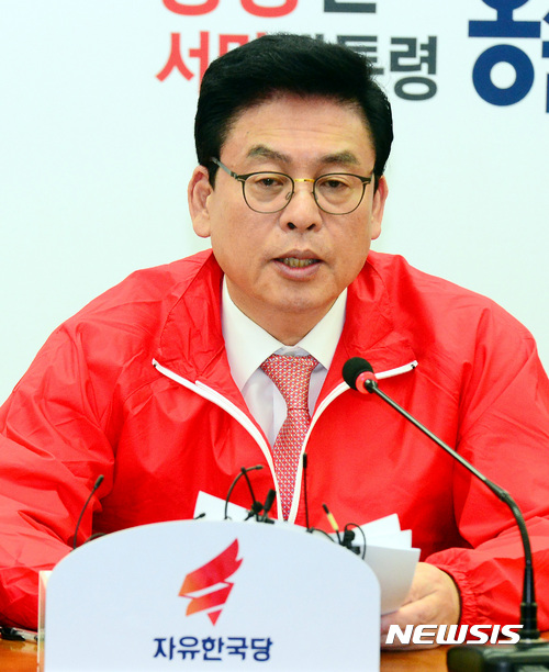 【서울=뉴시스】박영태 기자 = 정우택 자유한국당 원내대표가 13일 오후 서울 영등포구 여의도 자유한국당 당사에서 열린 비상대책회의에서 모두발언을 하고 있다. 2017.04.13. since1999@newsis.com