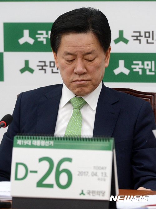 【서울=뉴시스】홍효식 기자 = 13일 오전 서울 여의도 국회에서 열린 국민의당 제34차 원내정책회의에 참석한 주승용 원내대표가 생각에 잠겨있다. 2017.04.13.&nbsp; yesphoto@newsis.com