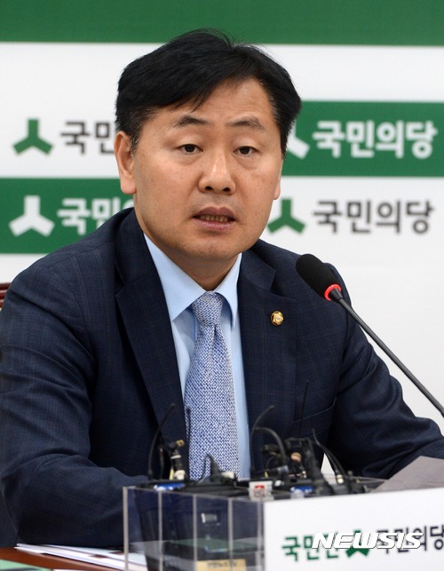 【서울=뉴시스】홍효식 기자 = 13일 오전 서울 여의도 국회에서 열린 국민의당 제34차 원내정책회의에 참석한 김관영 원내수석부대표가 모두발언을 하고있다. 2017.04.13.   yesphoto@newsis.com