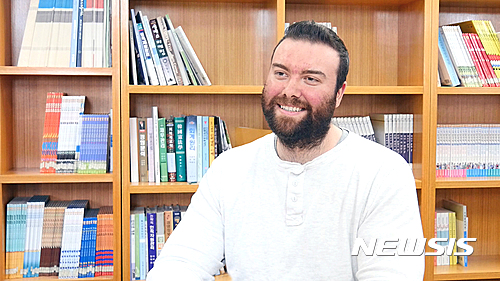 【경산=뉴시스】박준 기자 = 대구대학교의 발달장애인대학인 K-PACE(Korea-Professional Assistant Center for Education)에서 기숙사 사감으로 일하며 생활지도 및 영어를 가르치는 미국인이 있어 화제다. 그 주인공은 미국 시카고에서 온 칼 월린(Carl Wallin·30)씨다. 13일 대구대에 따르면 지난달 처음 한국에 온 그는 발달장애 학생들이 사는 기숙사에서 야간에 학생들의 생활 지도를 하고 틈틈이 영어를 가르치고 있다. 2017.04.13(사진=대구대 제공)&nbsp;&nbsp; photo@newsis.com 