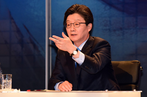 【서울=뉴시스】국회사진기자단 = 13일 오전 서울 마포구 상암동 SBS 프리즘 타워에서 열린 서울방송과 한국기자협회 공동 개최 '2017 국민의 선택, 대통령 후보 초청 토론회'에 참석한 바른정당 유승민 후보가 토론 준비를 하고 있다. 2017.04.13.  photo@newsis.com 