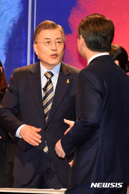 【서울=뉴시스】국회사진기자단 = 13일 오전 서울 마포구 상암동 SBS 프리즘 타워에서 열린 서울방송과 한국기자협회 공동 개최 '2017 국민의 선택, 대통령 후보 초청 토론회'에 참석한 더불어민주당 문재인 후보가 국민의당 안철수 후보와 인사하고 있다. 2017.04.13.&nbsp; photo@newsis.com 