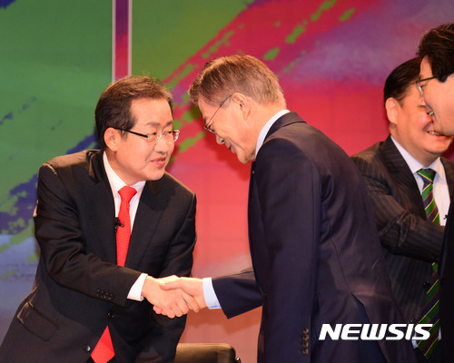 【서울=뉴시스】국회사진기자단 = 13일 오전 서울 마포구 상암동 SBS 프리즘 타워에서 열린 서울방송과 한국기자협회 공동 개최 '2017 국민의 선택, 대통령 후보 초청 토론회'에 참석한 자유한국당 홍준표(왼쪽) 후보가 더불어민주당 문재인 후보와 악수하고 있다. 2017.04.13.&nbsp; photo@newsis.com 
