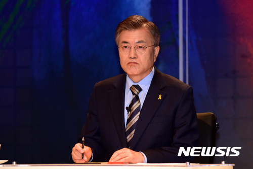 【서울=뉴시스】국회사진기자단 = 13일 오전 서울 마포구 상암동 SBS 프리즘 타워에서 열린 서울방송과 한국기자협회 공동 개최 '2017 국민의 선택, 대통령 후보 초청 토론회'에 참석한 더불어민주당 문재인 후보가 토론 준비를 하고 있다. 2017.04.13. photo@newsis.com