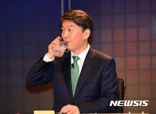 【서울=뉴시스】국회사진기자단 = 13일 오전 서울 마포구 상암동 SBS 프리즘 타워에서 열린 서울방송과 한국기자협회 공동 개최 '2017 국민의 선택, 대통령 후보 초청 토론회'에 참석한 국민의당 안철수 후보가 물을 마시고 있다. 2017.04.13.  photo@newsis.com 