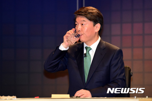 【서울=뉴시스】국회사진기자단 = 13일 오전 서울 마포구 상암동 SBS 프리즘 타워에서 열린 서울방송과 한국기자협회 공동 개최 '2017 국민의 선택, 대통령 후보 초청 토론회'에 참석한 국민의당 안철수 후보가 물을 마시고 있다. 2017.04.13. photo@newsis.com