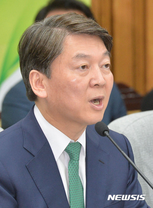 【서울=뉴시스】배훈식 기자 = 13일 오후 서울 여의도 국회 제3회의장에서 열린 국민의당 제1차 중앙선거대책위원회의에 참석한 안철수 대선 후보가 인사말을 하고 있다. 안 후보는 우병우 전 민정수석에 대한 법원의 구속영장 기각에 책임지고 김수남 검찰총장이 사퇴해야 한다고 말했다. 2017.04.13. dahora83@newsis.com