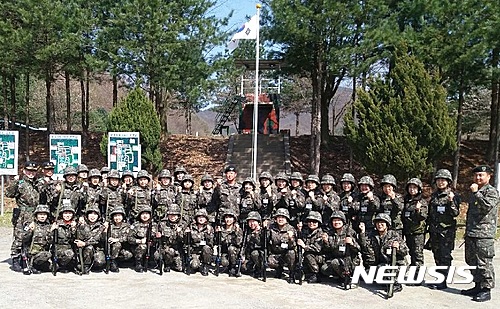 【충주=뉴시스】강신욱 기자 = 13일 충북 충주예비군훈련장에서 작계훈련에 참가한 충주시여성예비군들이 기념사진을 찍고 있다. 2017.04.13. (사진=충주시 제공) photo@newsis.com