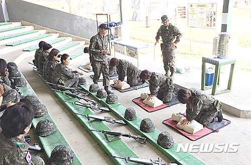 【충주=뉴시스】강신욱 기자 = 13일 충북 충주예비군훈련장에서 작계훈련에 참가한 충주시여성예비군들이 구급법을 익히고 있다. 2017.04.13. (사진=충주시 제공) photo@newsis.com