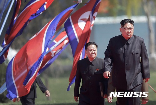 【평양=AP/뉴시스】13일 북한 평양 려명거리 준공식에 김정은 북한 국무위원장(오른쪽)과 최룡해 노동당 중앙위원회 부위원장이 도착하고 있다. 이날 김 위원장이 직접 테이트커팅을 했다. 2017.04.13 