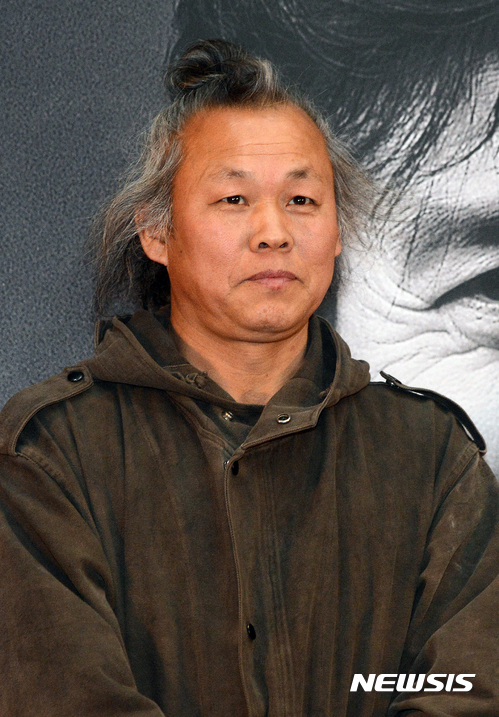 【서울=뉴시스】김선웅 기자 = 영화감독 김기덕이 지난해 4월 서울 마포구 한국영상자료원에서 열린 배우 안성기 데뷔 60주년 특별전 개막식에 참석하고 있다. 2017.04.13. mangusta@newsis.com