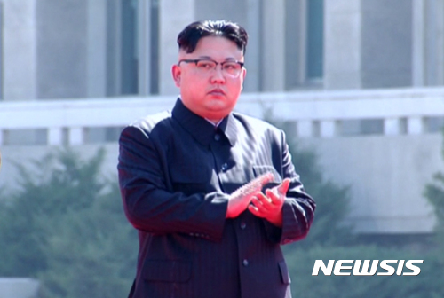 【서울=뉴시스】김정은 북한 국무위원장이 13일 평양 여명거리 준공식에 참석하고 있다. 2017.04.13. (사진=조선중앙TV 캡쳐)&nbsp; photo@newsis.com