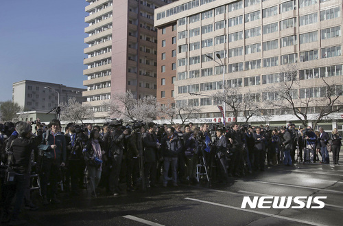 【평양=AP/뉴시스】북한의 초청으로 13일 평양의 새 아파트군 주거지 려명거리 준공식에 참석한 외국 언론인들이 거리에 진을 치고 있다. 려명거리에는 10여 채의 고층 아파트가 들어섰으며 준공식에는 김정은 위원장이 참석했다. 2017. 4. 13.    