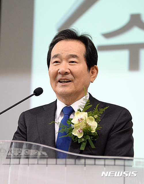 【전주=뉴시스】윤난슬 기자 = 정세균 국회의장이 14일 전북 전주신흥고등학교 스미스홀 기념관에서 '자랑스러운 신흥졸업생상'을 받고 소감을 말하고 있다. 2017.04.14.  yns4656@newsis.com