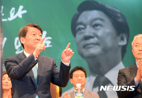 【서울=뉴시스】강종민 기자 = 안철수 국민의당 대선후보가 14일 오전 서울 삼성동 코엑스에서 열린 무역인과의 만남에서 측근에게 자료를 요구하며 손짓하고 있다. 2017.04.14. ppkjm@newsis.com