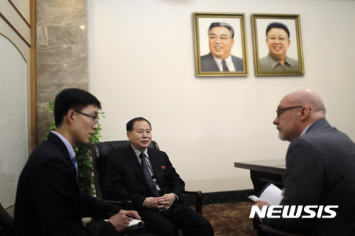 【평양=AP/뉴시스】한성렬 북한 외무성 부상(가운데)이 14일 평양에서 AP통신과 인터뷰하고 있다. 2017.04. 14