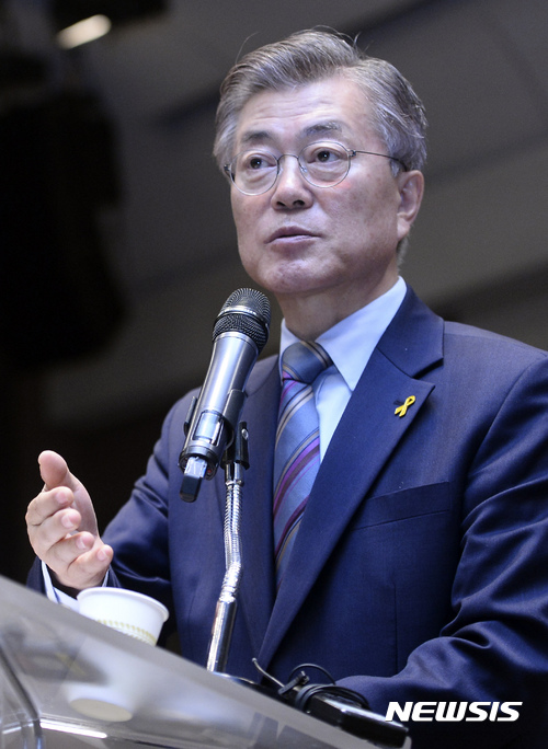 【서울=뉴시스】최진석 기자 = 문재인 더불어민주당 대통령 후보가 14일 서울 중구 한국프레스센터에서 열린 '대한상공회의소 초청 강연'에 참석해 강연을 하고 있다. 2017.04.14. myjs@newsis.com