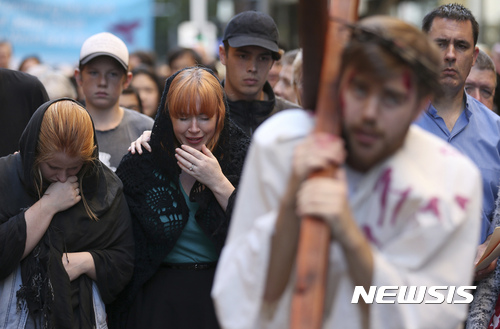 【시드니(호주) = AP/뉴시스】 = 호주 시드니에서 지난 달 14일 열린 성금요일 행사중 크리스티 모건(왼쪽 두번째)이 막달라 마리아의 역할을 연기하고 있다. 호주의 빅토리아주는 남은 생명이 2년 미만인 성인 환자의 신청에 따라 안락사를 허용하는 법안을 입안중이라고 호주 언론들이 15월 18일(현지시간) 보도했다.&nbsp; 