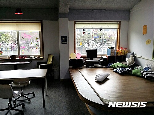 【안산=뉴시스】이종일 기자 = 사회적기업인 신나는문화학교는 2015년 10월 경기 안산시 고잔동 한 연립주택 상가 건물 2층에서 세월호참사 생존학생들의 휴식공간인 '쉼표'를 개관했다.&nbsp; 사진은 쉼표에 있는 물품들을 촬영한 것이다. 2017.04.14. (사진 = 신나는문화학교 제공)&nbsp; photo@newsis.com
