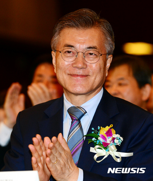 【서울=뉴시스】박영태 기자 = 문재인 더불어민주당 대선후보가 14일 오후 서울 영등포구 여의도 63빌딩에서 진행된 제19대 대통령 후보 초청 직능경제인단체총연합회 주최 ‘직능 시민사회단체 전국대표자 대회'에서 박수를 치고 있다. 2017.04.14.&nbsp; since1999@newsis.com