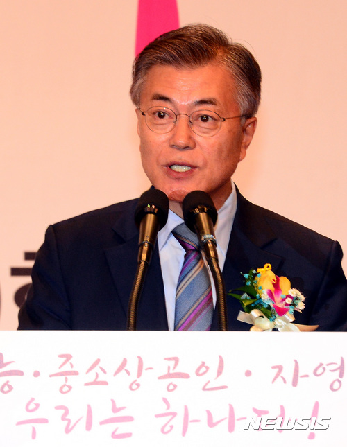 【서울=뉴시스】박영태 기자 = 문재인 더불어민주당 대선후보가 14일 오후 서울 영등포구 여의도 63빌딩에서 진행된 제19대 대통령 후보 초청 직능경제인단체총연합회 주최 ‘직능 시민사회단체 전국대표자 대회'에서 공약을 발표하고 있다. 2017.04.14.  since1999@newsis.com