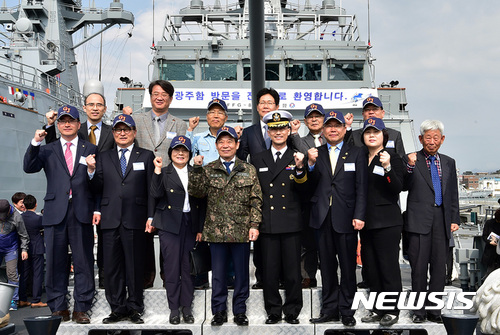 【목포=뉴시스】박상수 기자 = 14일 해군 제3함대사령부 소속 '광주함'에서 윤장현(앞줄 왼쪽서 네번째) 광주시장과 임찬재 광주함장 등이 참석한 가운데 '광주함-광주시' 자매결연을 체결하고 기념사진을 촬영하고 있다. 2017.04,14 (사진=3함대 제공)&nbsp; photo@newsis.com