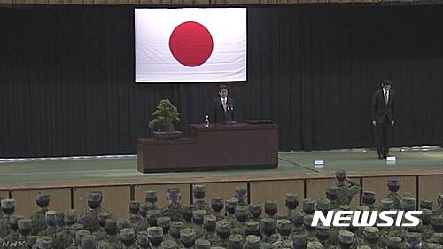 【서울=뉴시스】아베 신조(安倍晋三) 일본 총리가 14일 구마모토(熊本)시 소재 육상자위대 겐군(健軍) 주둔지를 찾아 800여명의 자위대원들에게 훈시하고 있다. (사진출처: NHK) 2017.04.14.