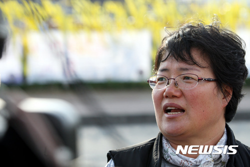【목포=뉴시스】신대희 기자 = 세월호 참사 미수습자 조은화양 어머니 이금희씨가 14일 오후 전남 목포신항만에서 김영석 해양수산부장관, 김창준 선체조사위원장, 류찬열 코리아샐비지(선체정리용역업체) 대표와 가진 면담 내용을 취재진에게 설명하고 있다. 2017.04.14. sdhdream@newsis.com