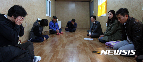 【목포=뉴시스】신대희 기자 = 14일 오후 전남 목포신항만 세월호 미수습자 가족의 방에서 사회적 혁신기업 트리플래닛 관계자들이 미수습자 조은화·허다윤양 부모에게 '오드리 헵번의 큰아들 션 헵번이 세월호 가족에게 보낸 편지'를 낭독해준 뒤 면담을 갖고 있다. 2017.04.14. sdhdream@newsis.com
