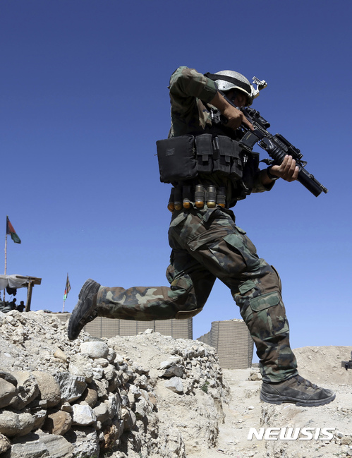 【잘랄라바드=AP/뉴시스】아프가니스탄 카불 근교 잘라라바드에서 지난 4월 14일 미군이 폭격한 직후 아프간 군인 한 명이 투입되고 있다. 2017.06.14.