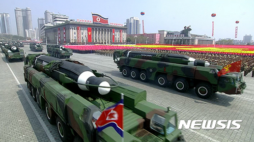 【서울=뉴시스】조선중앙TV가 김일성 주석 생일(태양절) 105주년인 15일 오전 평양 김일성광장에서 열린 경축 열병식을 실황중계 하고 있다.&nbsp; 사진은 열병식에 등장한 무수단 미사일. 2017.04.15. (출처=조선중앙TV 캡쳐) photo@newsis.com