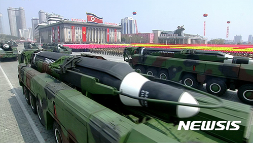 【서울=뉴시스】조선중앙TV가 김일성 주석 생일(태양절) 105주년인 15일 오전 평양 김일성광장에서 열린 경축 열병식을 실황중계 하고 있다. 사진은 열병식에 등장한 무수단 미사일. 2017.04.15. (출처=조선중앙TV 캡쳐) photo@newsis.com
