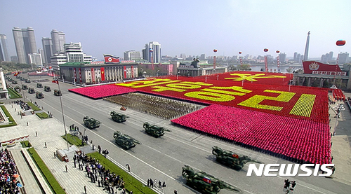 【서울=뉴시스】조선중앙TV가 김일성 주석 생일(태양절) 105주년인 15일 오전 평양 김일성광장에서 열린 경축 열병식을 실황중계 하고 있다. 2017.04.15. (출처=조선중앙TV 캡쳐) photo@newsis.com