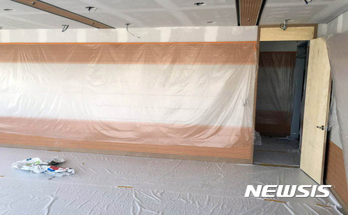 【수원=뉴시스】이정선 기자 = 경기도경제과학진흥원이 수천만원을 들여 이사장 집무실을 마련, 논란이 되고 있다. 사진은 지난 13일 경기경제과학진흥원의 공사 중인 이사장 집무실의 모습. 2017.04.16. ppljs@newsis.com