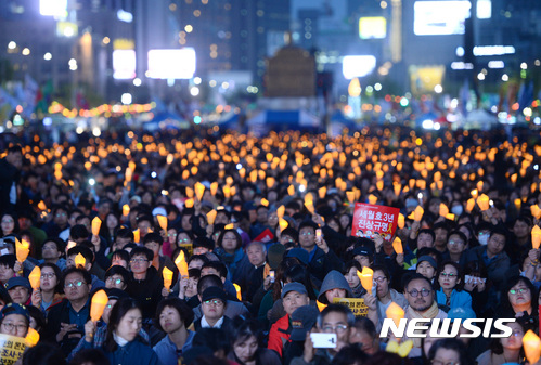 【서울=뉴시스】김진아 기자 = 15일 서울 종로구 광화문 광장에서 열린 ‘세월호 3주기 22차 범국민행동의 날’에서 시민들이 촛불을 들고 있다. 2017.04.15.   bluesoda@newsis.com