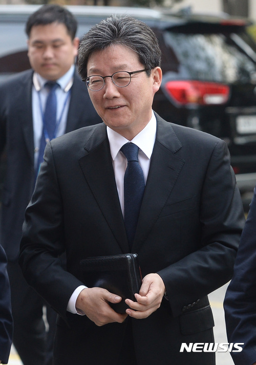 【서울=뉴시스】이영환 기자 = 바른정당 유승민 대선후보가 부활절인 16일 오전 서울 용산구 서빙고 온누리교회에서 열린 부활절 예배에 참석하고 있다. 2017.04.16.&nbsp;&nbsp;&nbsp; 20hwan@newsis.com