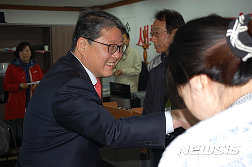 【대구=뉴시스】정창오 기자 = 조원진 새누리당 대선후보가 16일 오전 대구 수성구 범어동 새누리당 대구시당에서 열린 선대위 발대식에 참석해 지지자와 악수를 하고 있다. 2017.04.16. jco@newsis.com