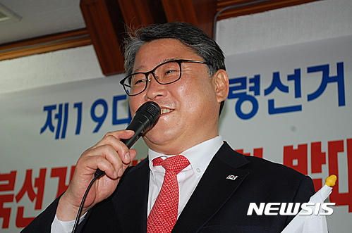 【대구=뉴시스】정창오 기자 = 조원진 새누리당 대선후보가 16일 오전 대구 수성구 범어동 새누리당 대구시당에서 열린 선대위 발대식에 참석해 지지자와 악수를 하고 있다. 2017.04.16. jco@newsis.com