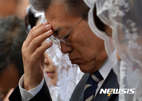 【서울=뉴시스】배훈식 기자 = 16일 오전 서울 중구 명동성당에서 열린 예수부활 대축일 미사에 참석한 문재인 더불어민주당 대선 후보가 성호를 긋고 있다. 2017.04.16.&nbsp; dahora83@newsis.com