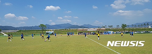 【칠곡=뉴시스】박홍식 기자 = 경북 칠곡군 덕산체육공원이 16일 개장 1주년을 맞았다. 사진은 체육공원 축구장. 2017.04.16 (사진=칠곡군 제공)&nbsp; photo@newsis.com 